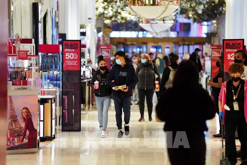 Người dân chọn mua hàng sale trong ngày Black Friday tại cửa hàng Macy. (Ảnh: THX/TTXVN) Media